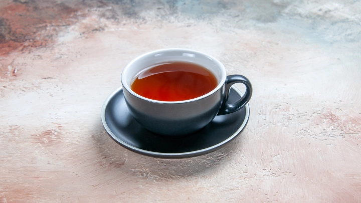 Французский чиновник несколько лет издевался над женщинами, подливая им мочегонное