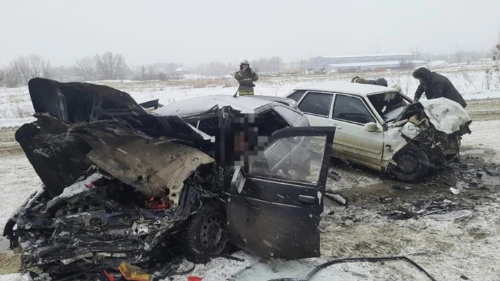 Два ВАЗа столкнулись на трассе в Самарской области. Двоих госпитализировали