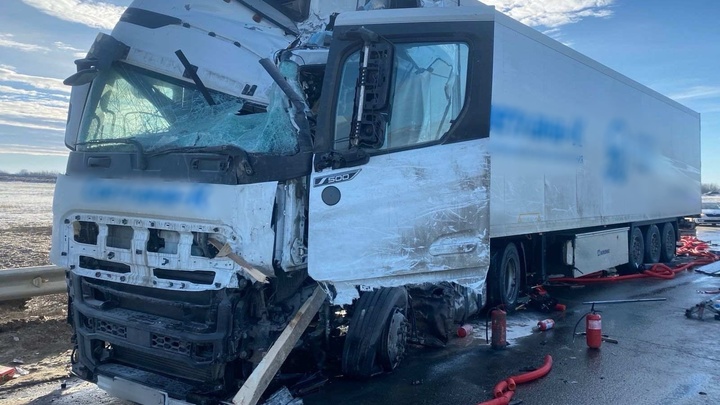 Под Самарой фура протаранила легковушку и большегруз. Двое в больнице
