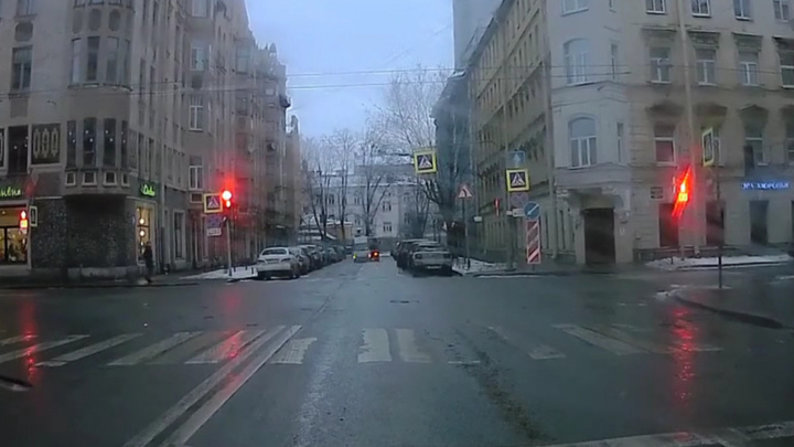 Водитель эвакуатора «потерял» автомобиль на Петроградской стороне в Петербурге