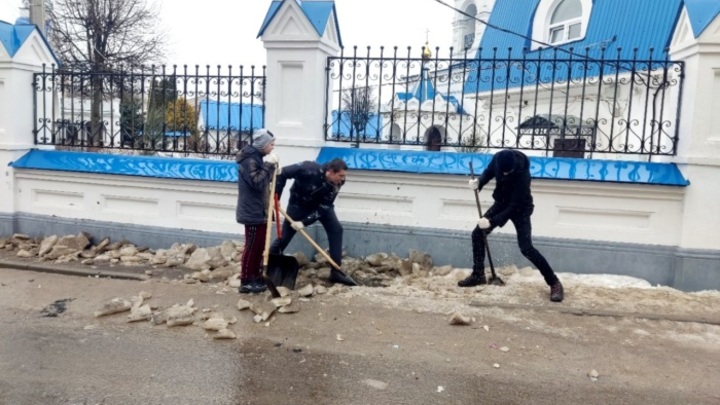 Православные добровольцы в Иванове помогли расчистить территории возле храмов города