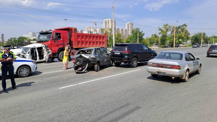 В Челябинске столкнулись четыре автомобиля, есть жертвы