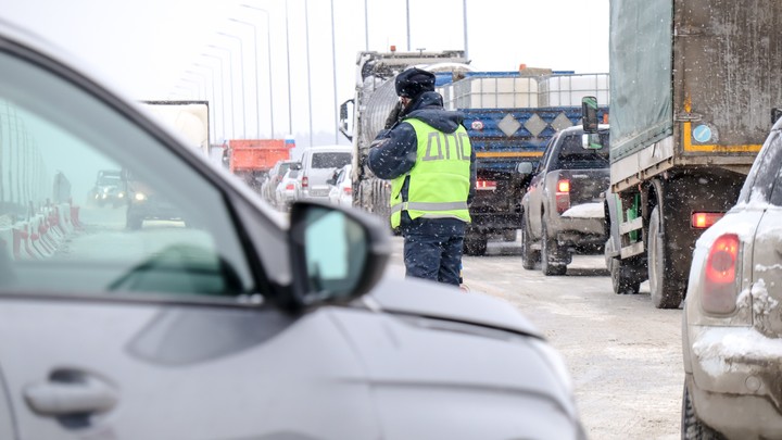 В субботу из-за снегопада Новосибирск сковали пробки в 9 баллов