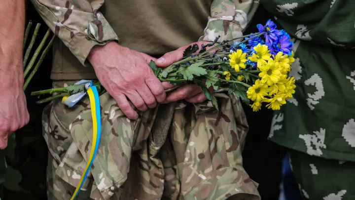 Жителей Киева силой сгоняют на похороны участников ВСУ и ставят на колени
