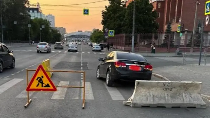 В центре Челябинска под иномаркой провалился асфальт