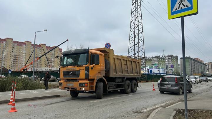 В Тюмени водитель грузовика Shacman сбил подростка на пешеходном переходе