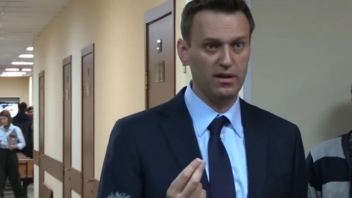 Может, в войнушку ни разу не играл: Военкор высмеял возмутившегося патриотичными плакатами Навального
