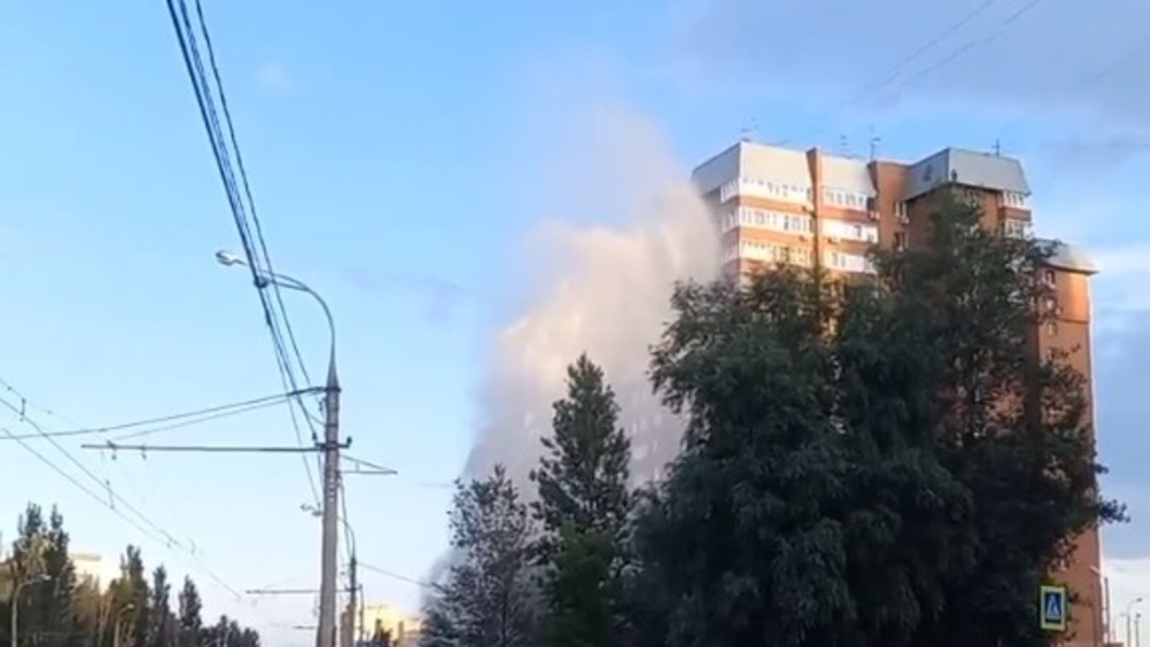 Забитый киров. Проспект Кирова 399. Прорыв трубы красный проспект 22. Скандал с фонтаном в Самаре. Фонтан трубопровода у дома побитая машина.