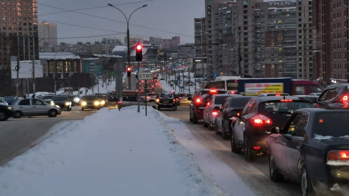 В Новосибирске от Вокзальной магистрали до площади Труда образовалась 5-километровая пробка