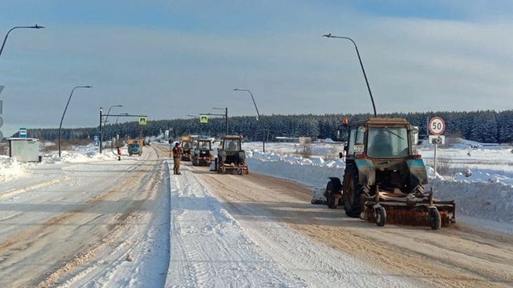 На региональных трассах Ивановской области снег убирали более 250 единиц техники