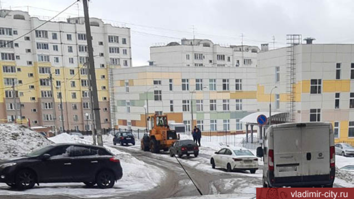 Убирать снег во Владимире мешают неправильно припаркованные машины