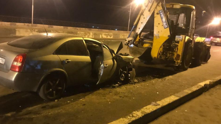 В Самаре в результате столкновения с трактором погиб водитель легкового автомобиля