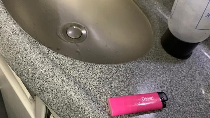 В аэропорту Геленджика с московского рейса полиция сняла курильщицу