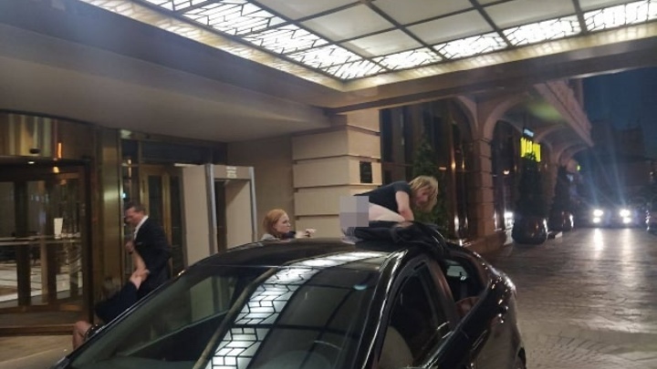 В Самаре на крыше автомобиля активиста ОНФ станцевали стриптиз