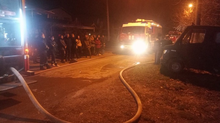 В Краснодаре из-за пожара в двух частных домах эвакуировали девять человек