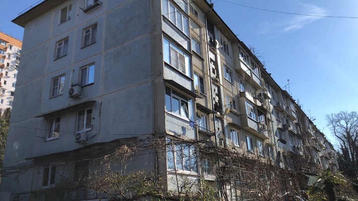 В Сочи опечатали подъезды дома, из которых эвакуировали жителей из-за просадки грунта