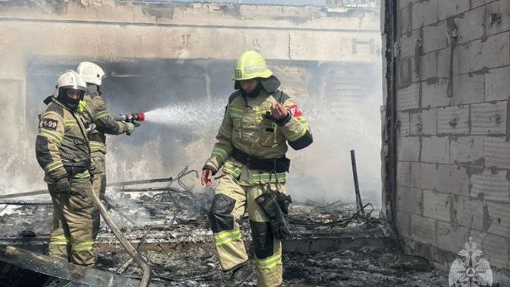 В Краснодаре на Путейской сгорела чайхана: крупный пожар был виден издалека