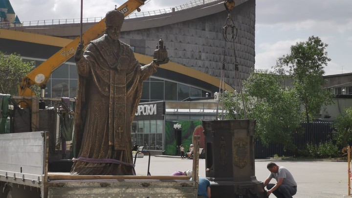 В Новосибирске около Вознесенского собора установили памятник Николаю Чудотворцу