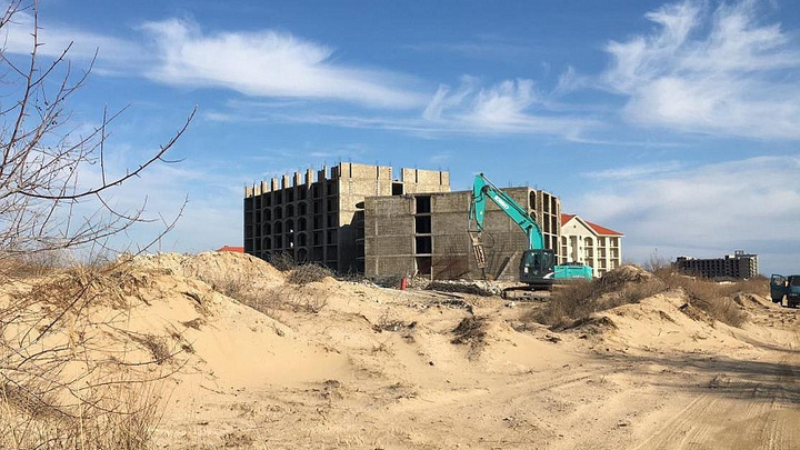 В Анапе на Витязевской косе снесли два самостроя, которые возвели на песчаных дюнах