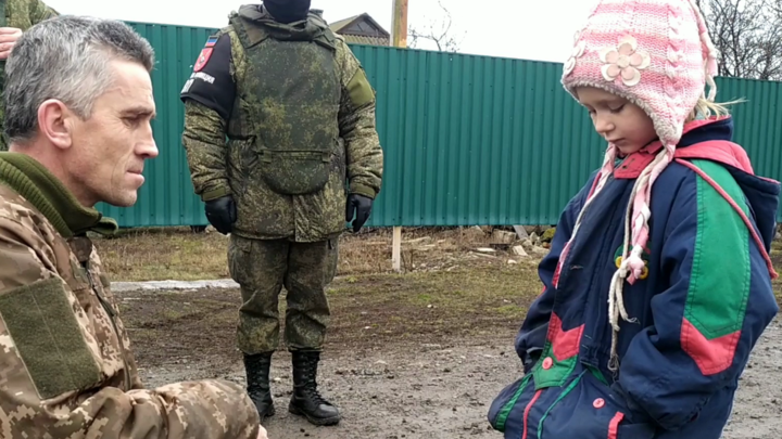 Грустная улыбка и глазки в пол: Украинский боевик извинился перед донецкой девочкой