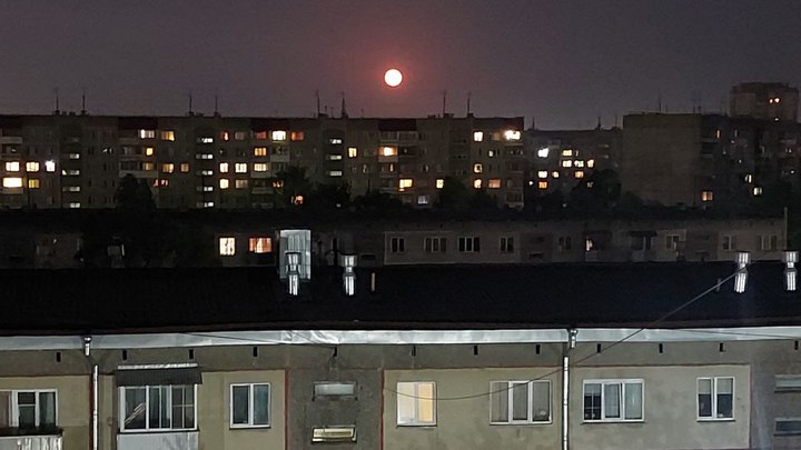 Жители Новосибирска 4 июня могли наблюдать клубничное полнолуние