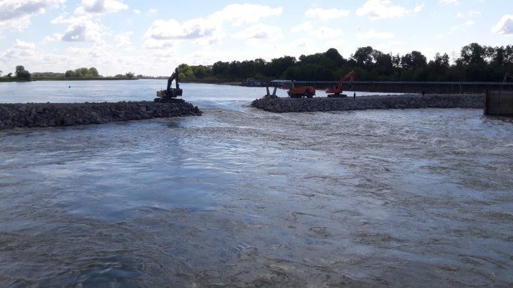 На Фёдоровском гидроузле размыло временную дамбу, построенную взамен разрушенной