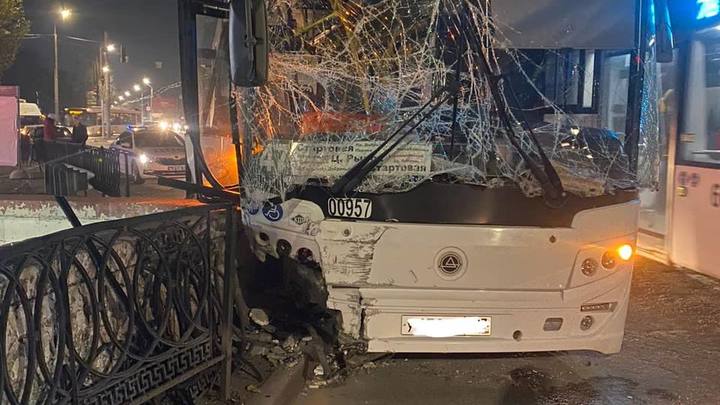В Ростове в аварии с автобусом пострадали шестеро человек, из них двое детей