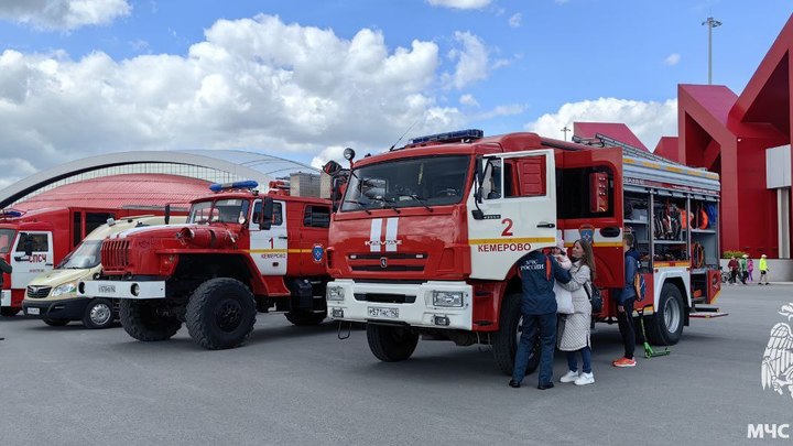 Кузбасские пожарные устроили праздник на городской площади