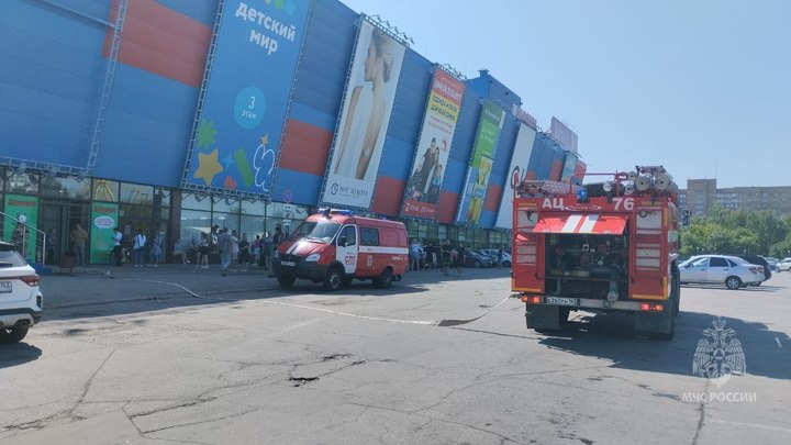 81 человек тушил пожар в тольяттинском ТЦ. 350 человек эвакуировано
