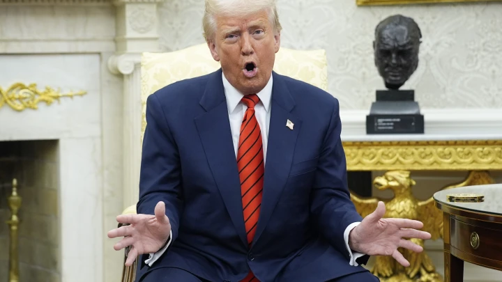 Журналистка телеканала по ошибке задела лицо Трампа микрофоном