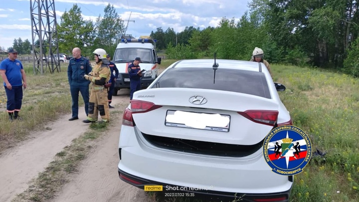 Утечка газа произошла после столкновения иномарки со столбом в Академгородке Новосибирска