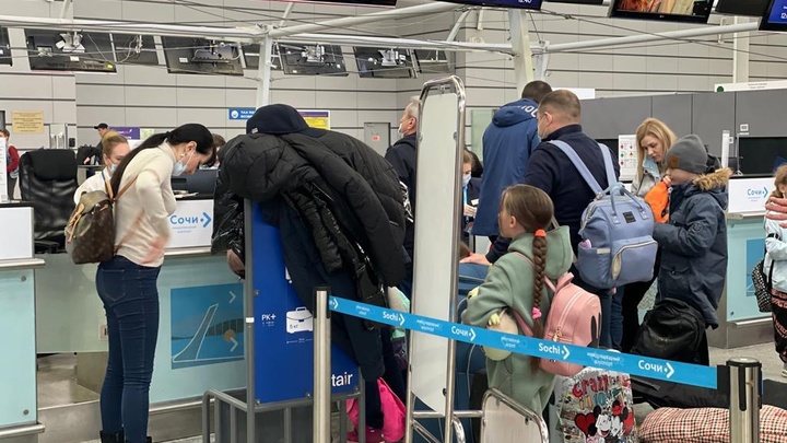 Аэропорт Сочи приступил к обслуживанию рейсов для вывоза туристов, которые застряли на юге страны
