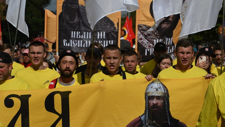 Лучшие государственные мужи с народом!: Министр Алиханов присоединился к Крестному ходу в знак единства с обществом