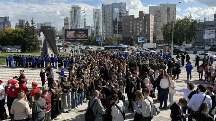 Сотни новосибирцев почтили память жертв террористического акта в Беслане