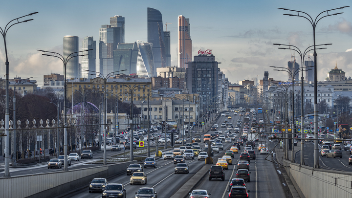 Опубликовано видео с мужчиной, не желающим слезать с Крымского моста в Москве