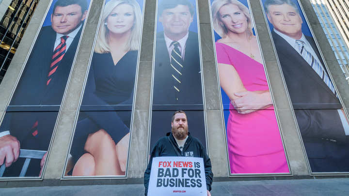 Такер Карлсон готовится запустить шоу в Twitter. Маск выдал предупреждение