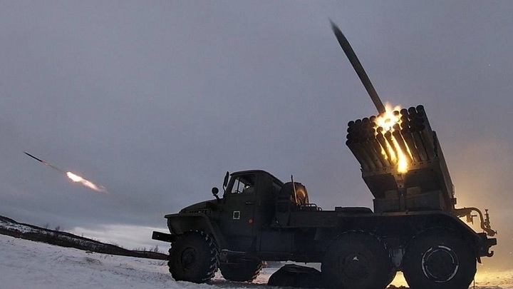 Русские десантники из гаубиц Д-20 снайперски поражают противника в Луганской Народной республике