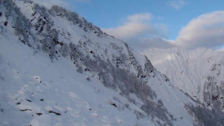 В Сочи спасатели эвакуировали 21-летнего туриста из заснеженного леса