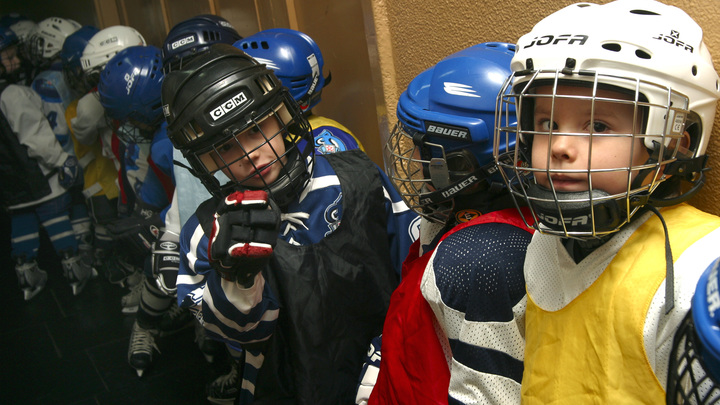 Детские хоккейные команды устроили массовую драку на турнире в Сочи