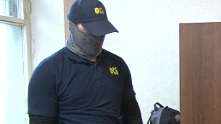 Граната на всякий случай, а в обуви наркотики: Пятеро из азовской банды сдались без боя