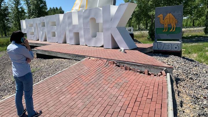 В Челябинске мэр приказала отремонтировать стелу «Пять дорог», установленную полгода назад