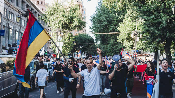 Час Пашиняна истёк: Протестующие в Ереване готовы привести депутатов силой