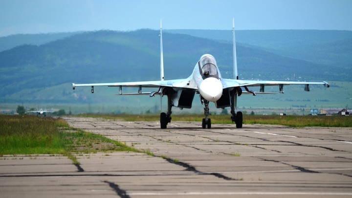 Американские самолёты-разведчики развернули от границы России