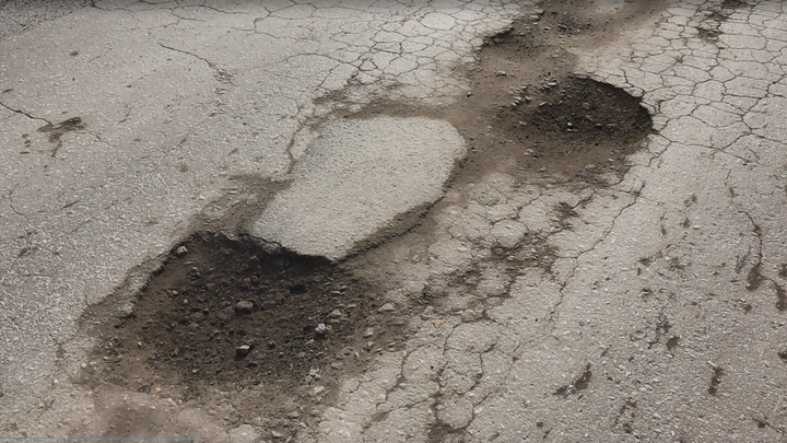 Новосибирские водители жалуются на разбитый асфальт на площади Труда