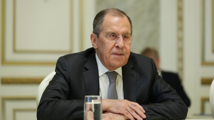 Запад уже начал опускать железный занавес — Лавров