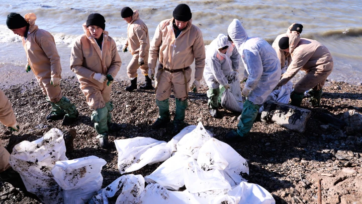 В Анапе проводят испытания новейших приборов для обнаружения мазута