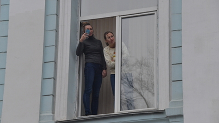 Двое за сутки: в Челябинске дети выпадают из окон многоэтажных домов