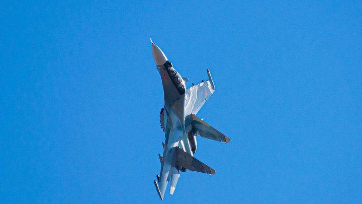 В Сети появилось видео, как русский Су-34 сбрасывает планирующие бомбы