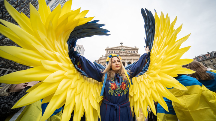 Дикий восторг украинки, увидевшей компас, стал поводом для мемов