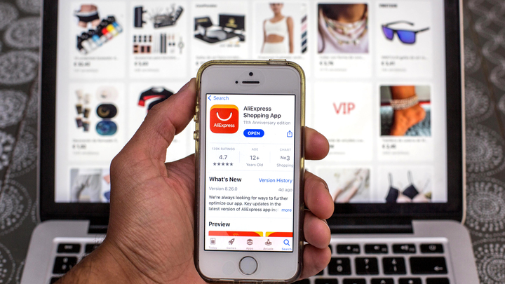 С аккаунта москвички в AliExpress кто-то заказал украинские флаги и собачий ошейник